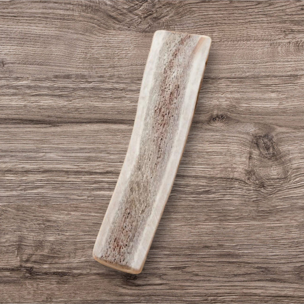 Buffalo Freeze Dry elk antler split chews for dogs, showcasing natural texture and bone shape ideal for chewing.